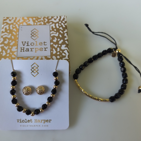Elegant Black and Gold Necklace with Minimalist Design - Picture 1 of 2